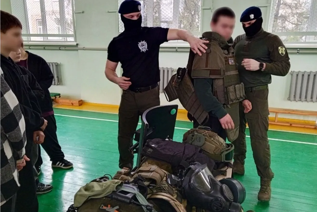 В оккупированном Мариуполе школьников «посвятили в гвардейцы»: дети принесли присягу на верность России и получили благословение священника