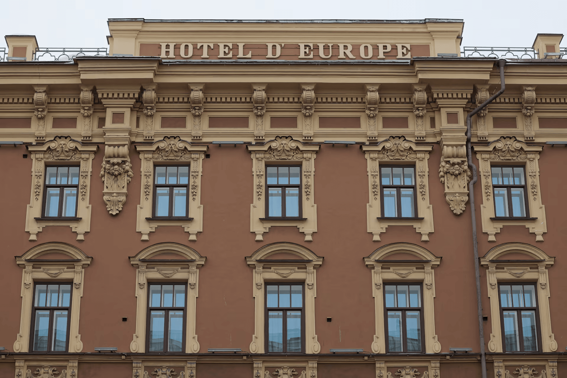 Французская LVMH, продавшая после начала войны бутики Dior и Bulgari в России, сохранила контроль над элитным отелем в Санкт-Петербурге