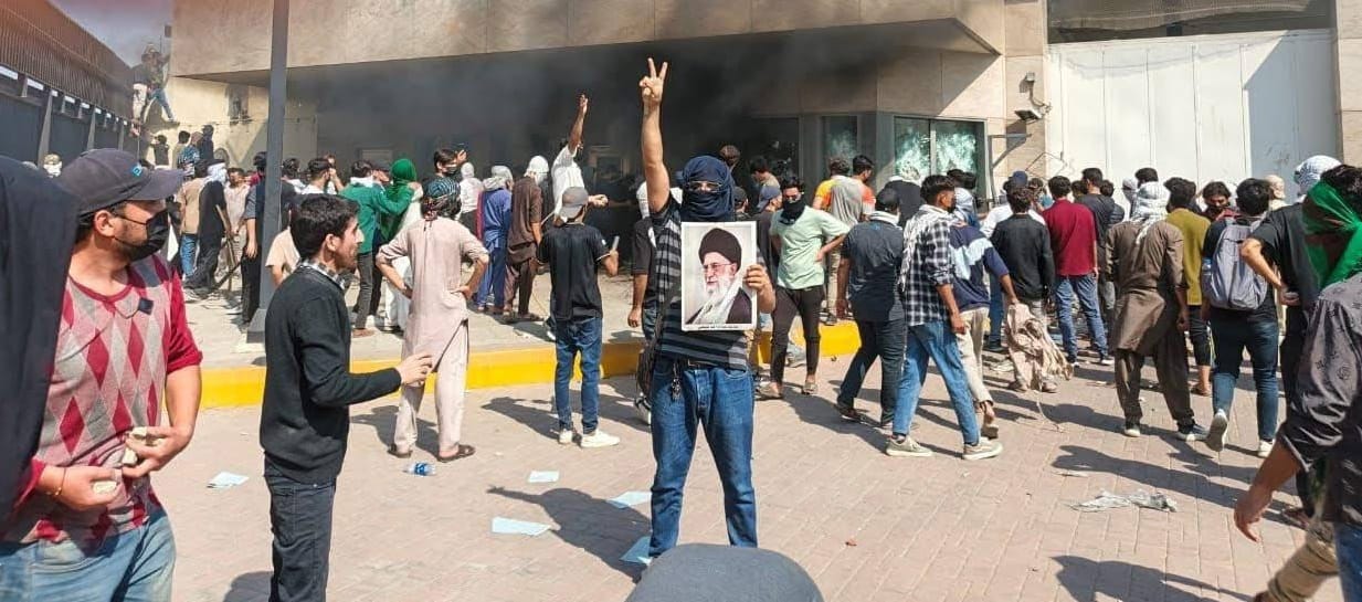 В Пакистане и Ираке протестующие пытаются прорваться в консульства США 