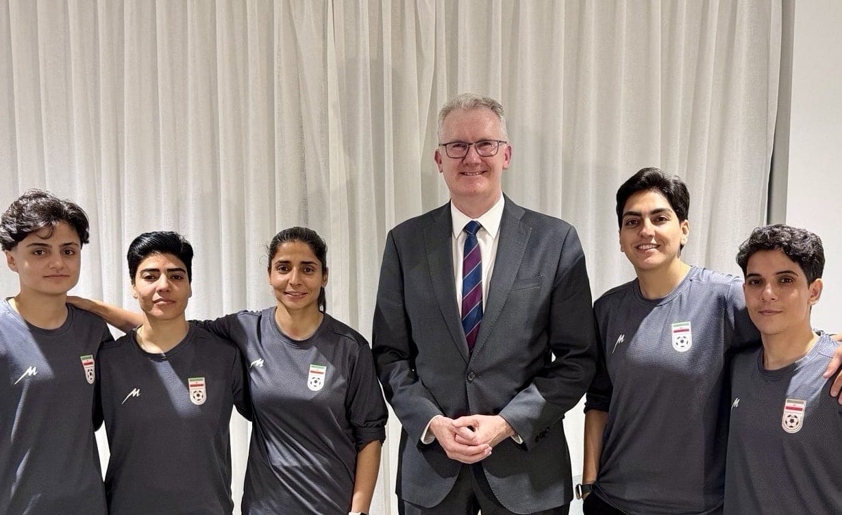 Австралия выдала гуманитарные визы пяти футболисткам из Ирана, отказавшимся петь национальный гимн перед матчем 