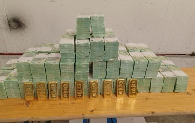 Венгрия отпустила задержанных украинских инкассаторов, но забрала на время расследования деньги и золото, которые они перевозили