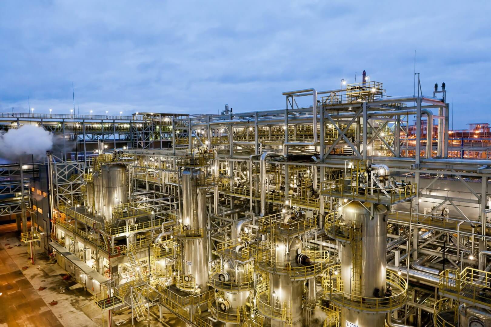 Второй крупнейший НПЗ России остановил работу после атаки дронов — Reuters