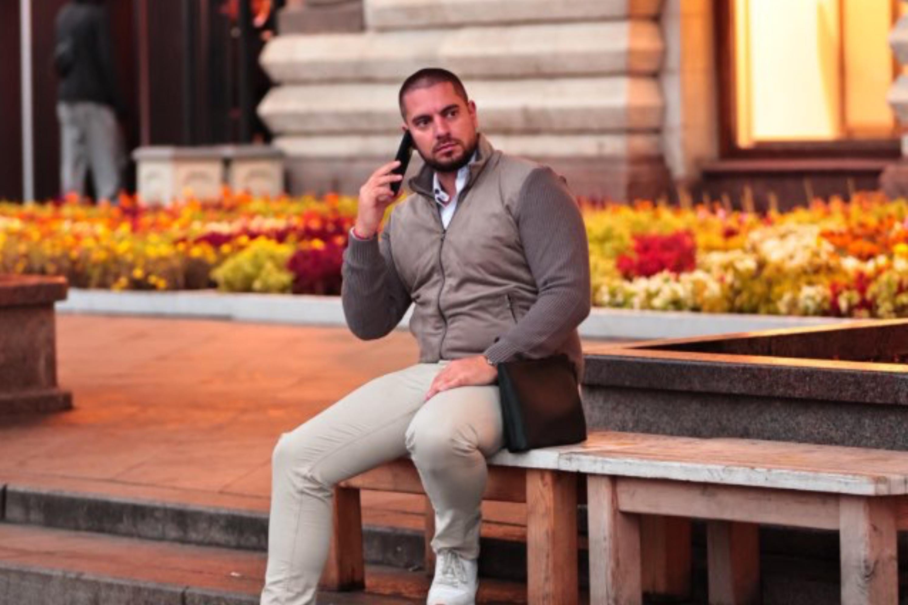 Организатор расистских акций в Париже и Берлине скрывается в Москве — «Радио Свободная Европа»