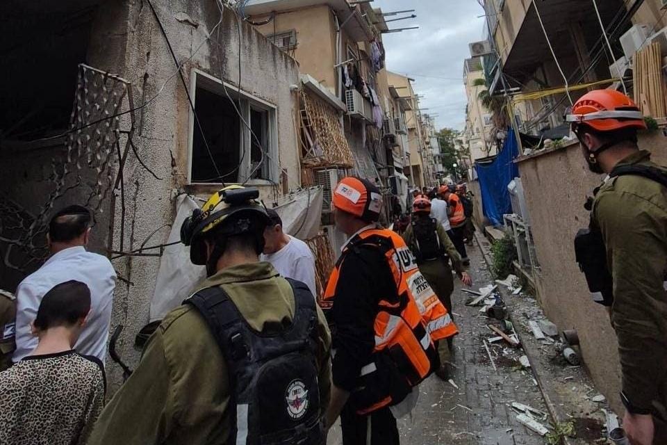 Иран атаковал Израиль четыре раза за утро: 16 человек пострадали, ребенок в критическом состоянии