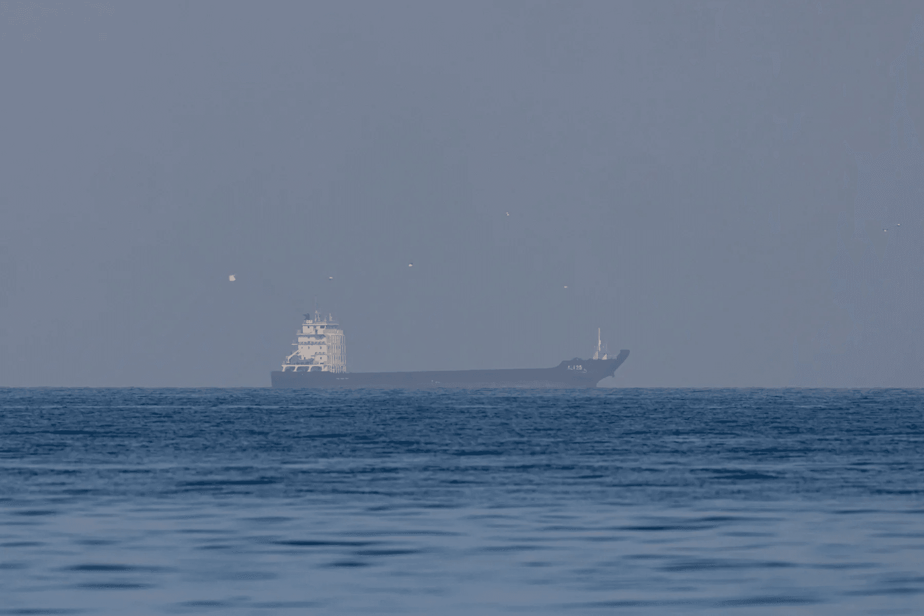 Трафик через Ормузский пролив достиг максимума с начала войны на Ближнем Востоке. Все больше стран заключают соглашения с Ираном — Bloomberg