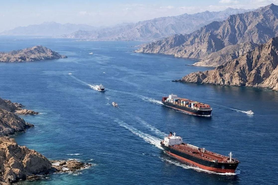 Контейнеровоз и индийский супертанкер были обстреляны при попытке пройти через Ормузский пролив