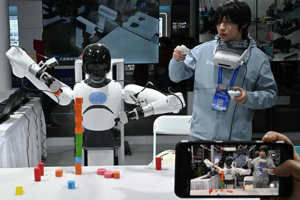 Китайских работников IT-сферы массово заставляют тренировать собственных ИИ-заменителей — MIT Tech Review