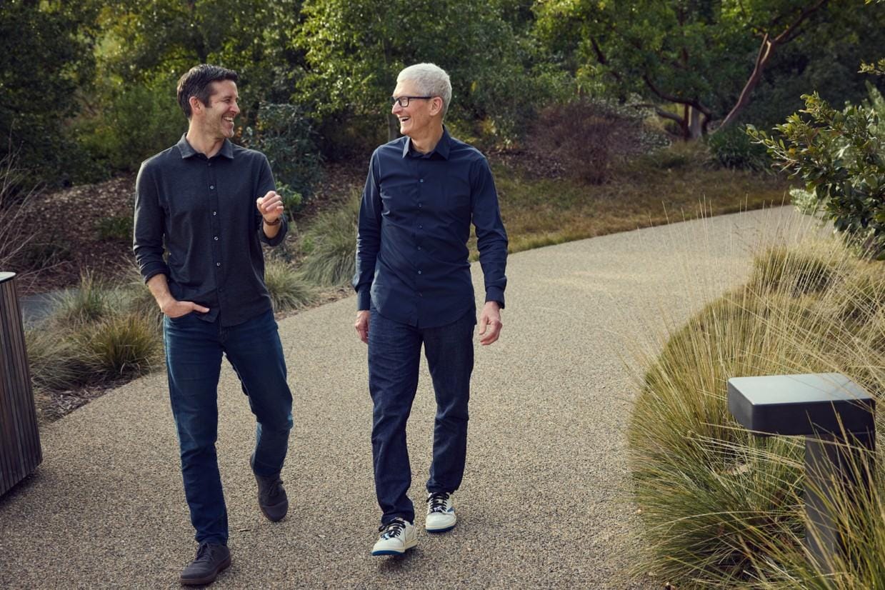 Тим Кук покидает пост главы Apple после 15 лет на этой должности. Корпорацию возглавит Джон Тернус