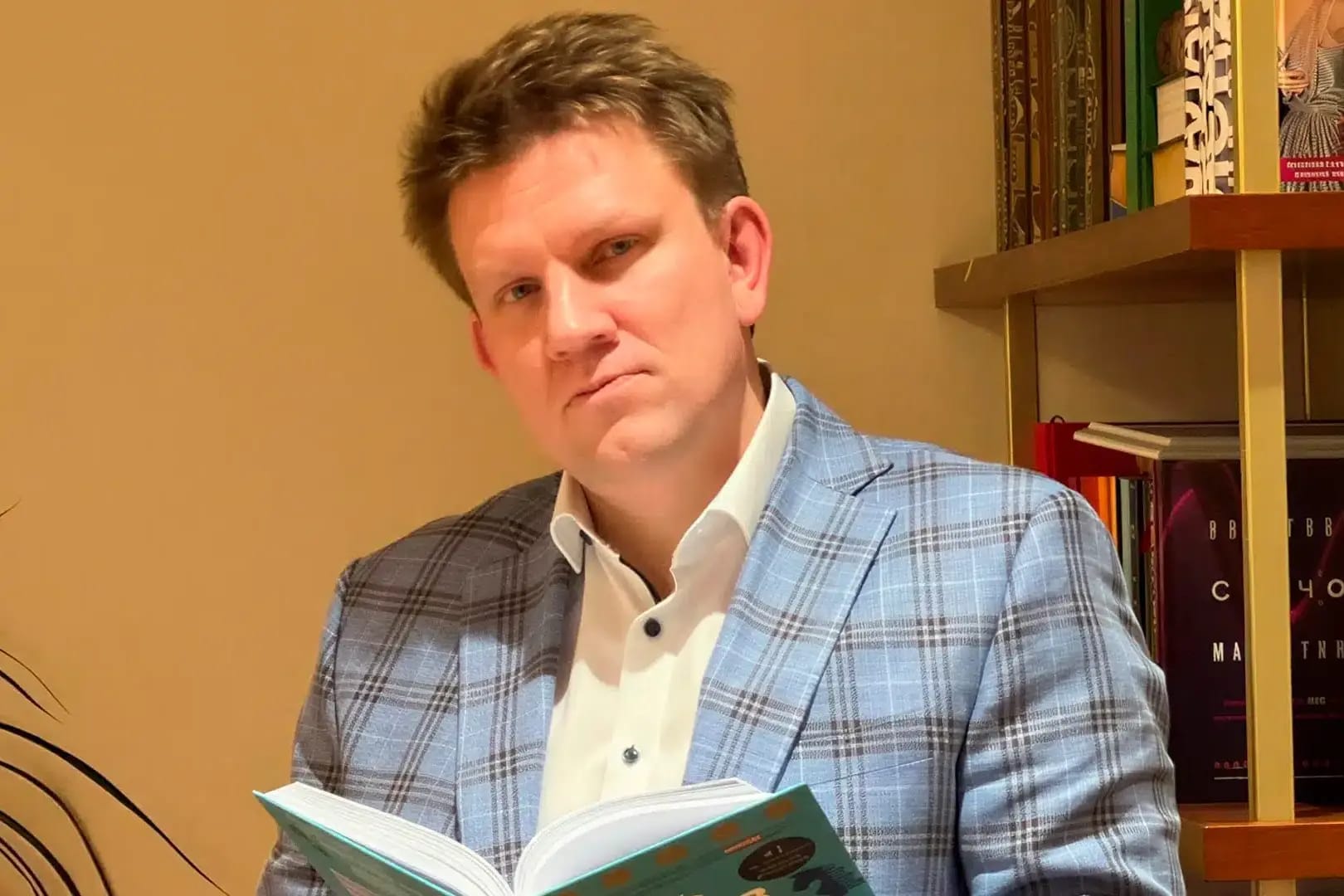 Гендиректор издательства «Эксмо» избежал предъявления ему обвинений, но прокуратура будет добиваться меры пресечения для него — ТАСС