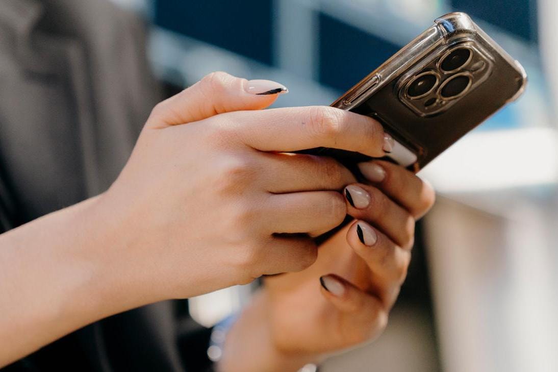 Минцифры расширило белый список сайтов. В него добавили поисковый отряд «ЛизаАлерт», Газпромбанк и КХЛ