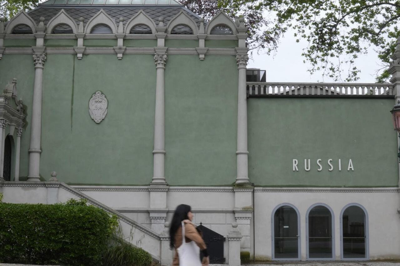 Жюри Венецианской биеннале подало в отставку из-за скандала с российским павильоном