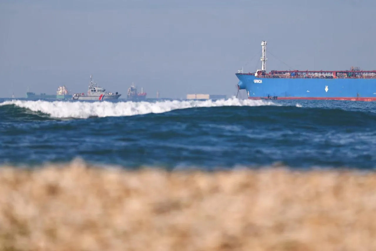 Объемы поставок российских нефтепродуктов по морю в апреле стали рекордными за год. Общие объемы экспорта нефти тоже растут — отчет
