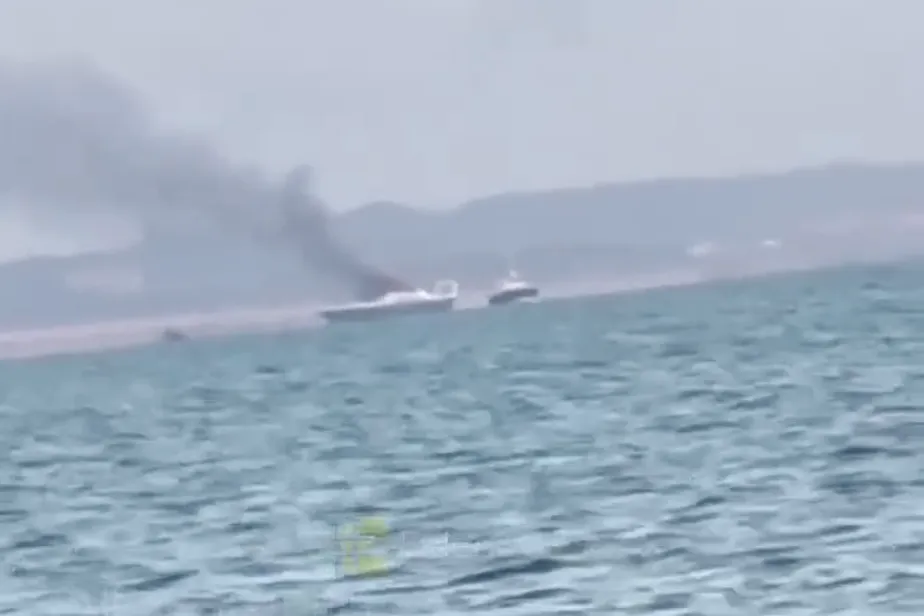 Опубликовано видео с тремя горящими паромами, предположительно, на Керченской переправе. Власти сообщили о закрытии переправы после атаки