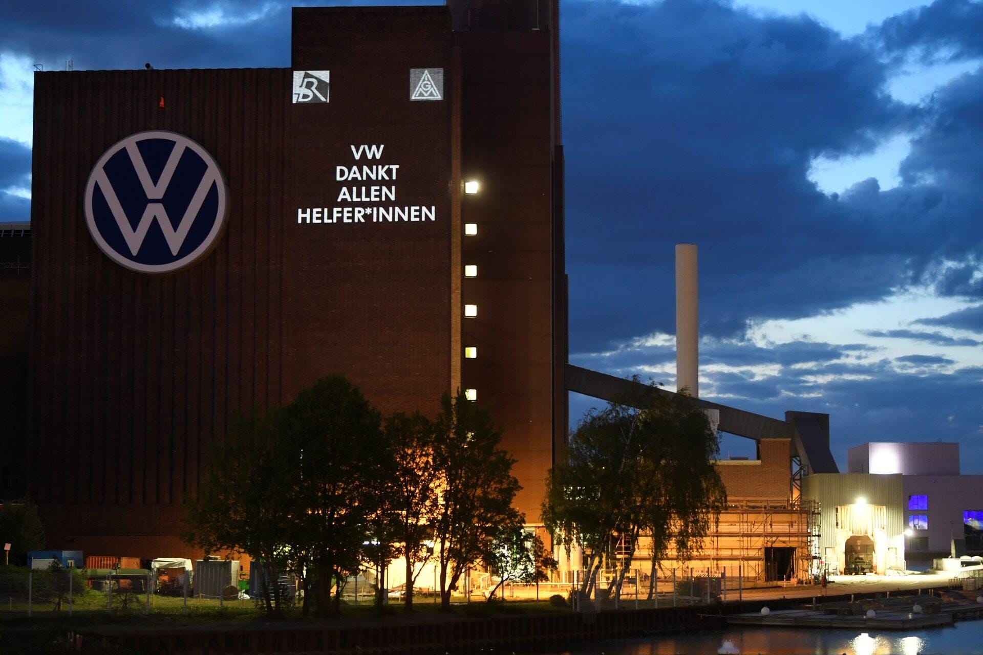 Volkswagen намеревается уволить еще 50 тысяч сотрудников, общее число увольнений в рамках реструктуризации достигнет 100 тысяч — Reuters