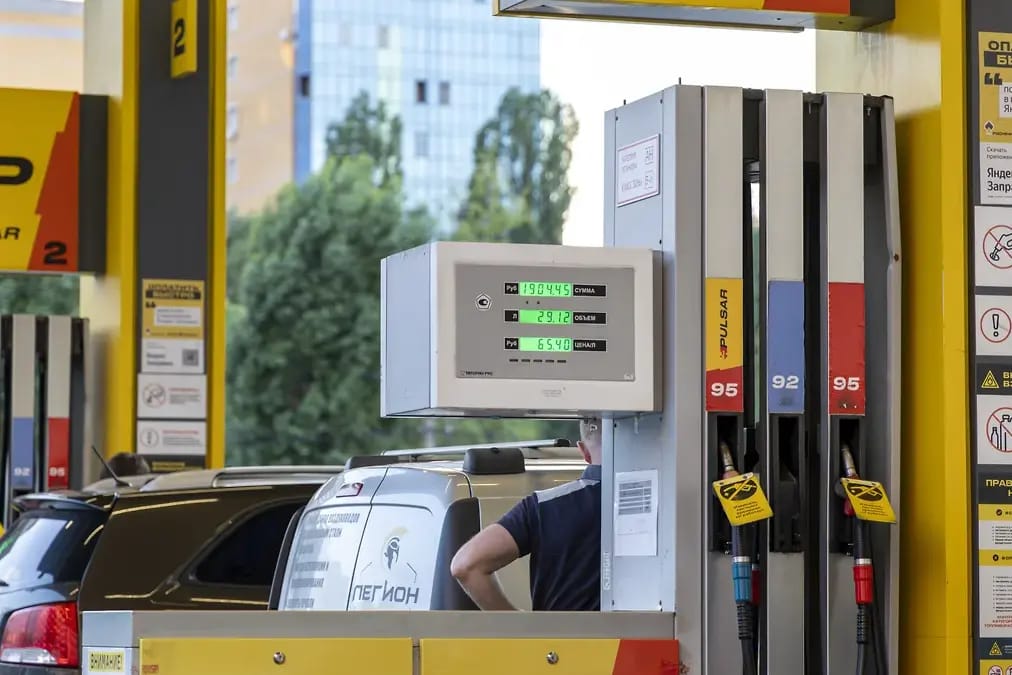 Правительство России разрешило продажу бензина низких экологических классов до июля 2027 года