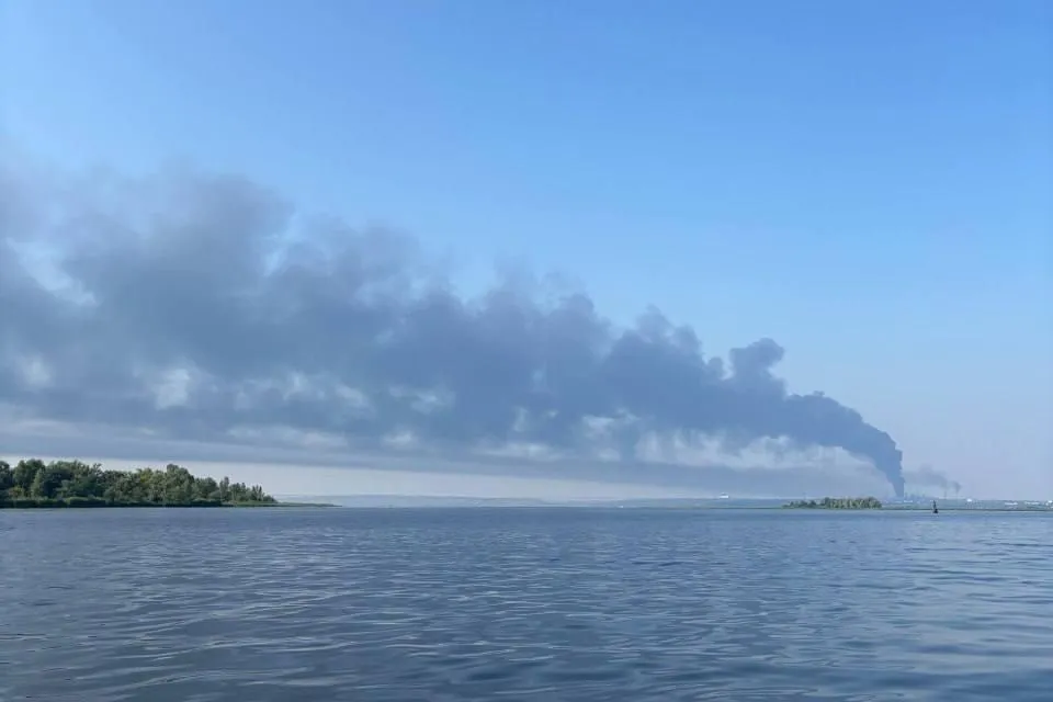 Пожары вспыхнули на Ильском и Сызранском НПЗ после воздушной атаки. Минобороны РФ отчиталось о перехвате почти 400 дронов