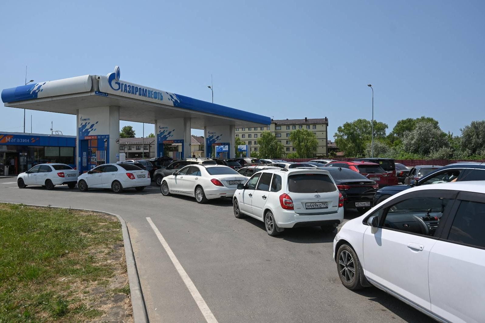 Топливный кризис в России пошел на второй круг: регионы возвращают лимиты, а Новосибирск впервые в стране договорился о потолке наценки