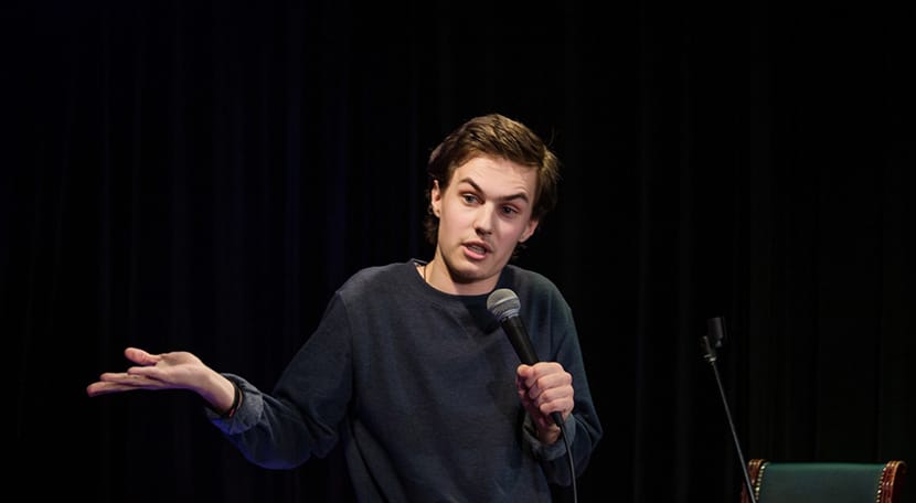 Стендап-комик Александр Долгополов покинул Россию после того, как его обвинили в оскорблении чувств верующих