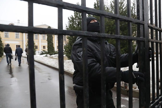 Сотрудники Минкульта и Музея Востока на месте решали, какие картины изымать из центра Рерихов