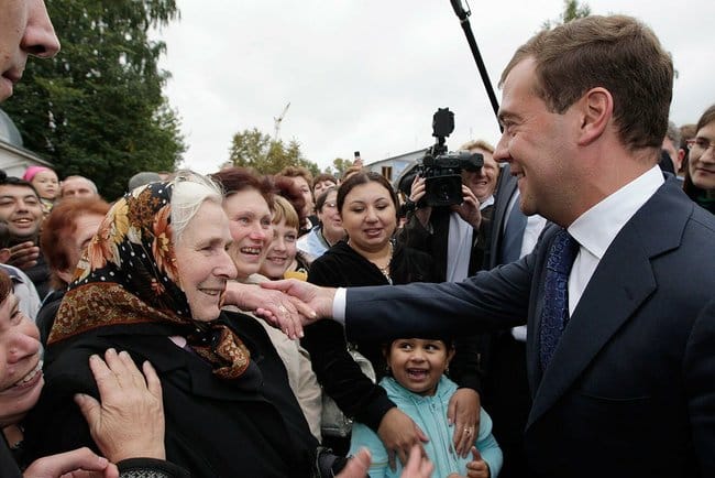 "Просто сейчас денег нет, но вы держитесь": Медведев объяснился с жителями Крыма по поводу низких пенсий (ВИДЕО)