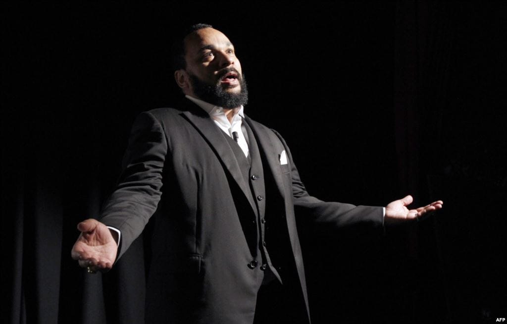 Французского комика осудили на два месяца тюрьмы за антисемитизм