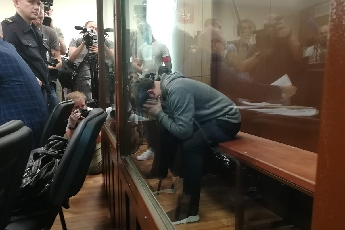 Мать Даниила Беглеца оштрафовали за отсутствие миграционных документов. Она говорит, что их отобрали задержавшие ее полицейские