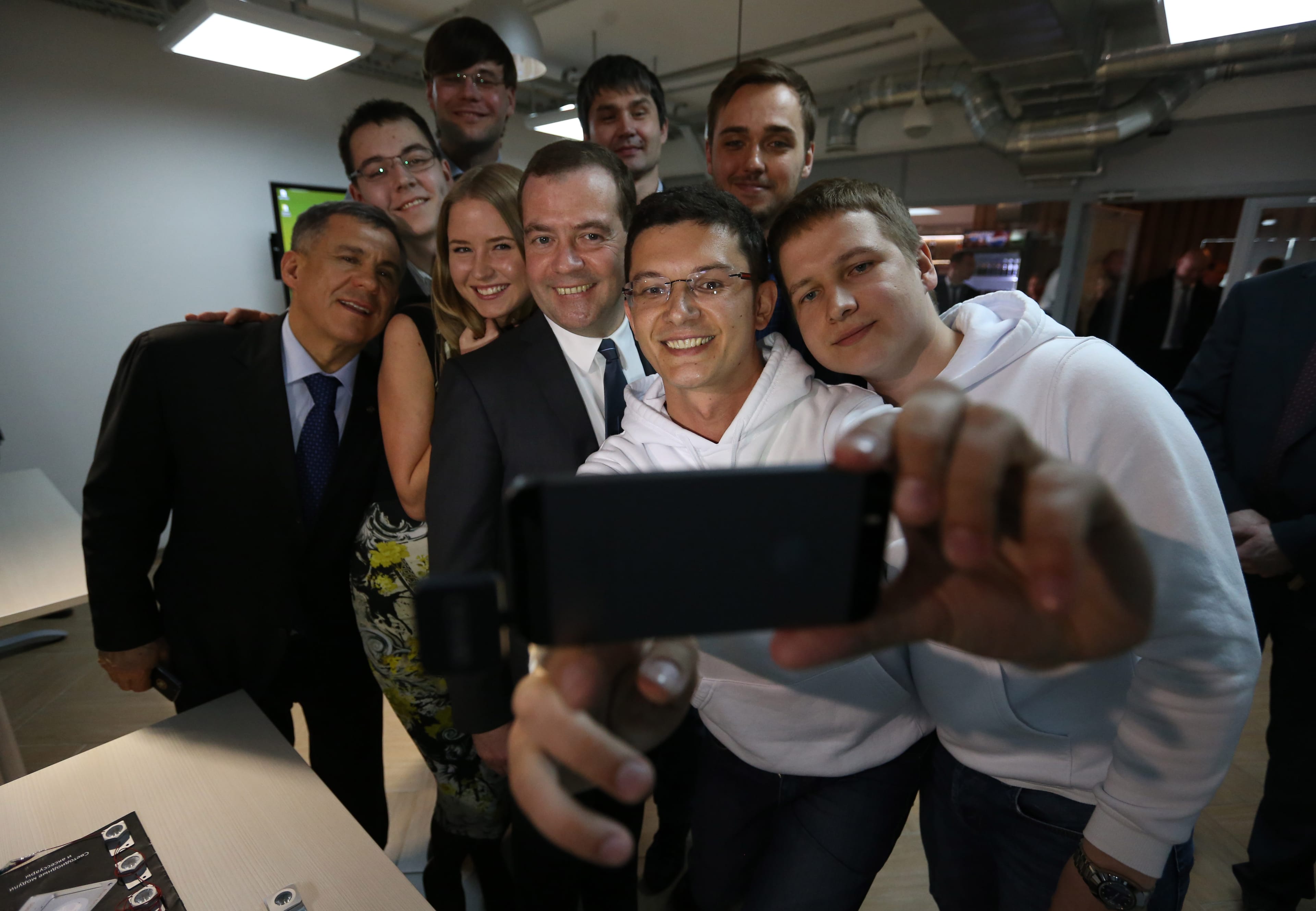 Почта Дмитрия Медведева: селфи, джинсы, бадминтон