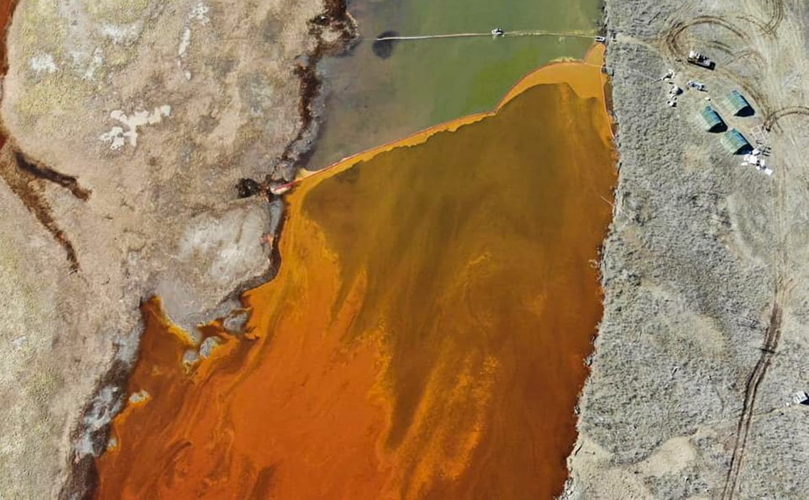 «Норникель» запретил Сергею Митрохину и журналистам «Новой газеты» вывозить образцы воды и почвы из Норильска