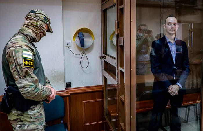 ФСБ предложила Ивану Сафронову заключить сделку и сдать источники