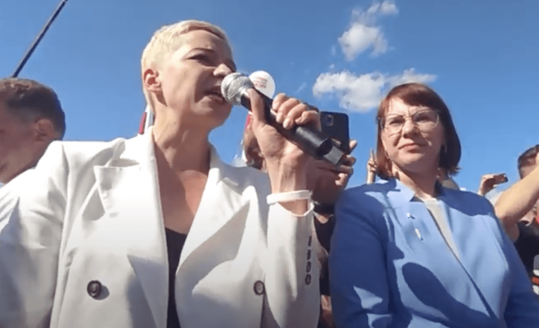 «Любовь сильнее страха». Мария Колесникова выступила у стелы «Минск — город герой»