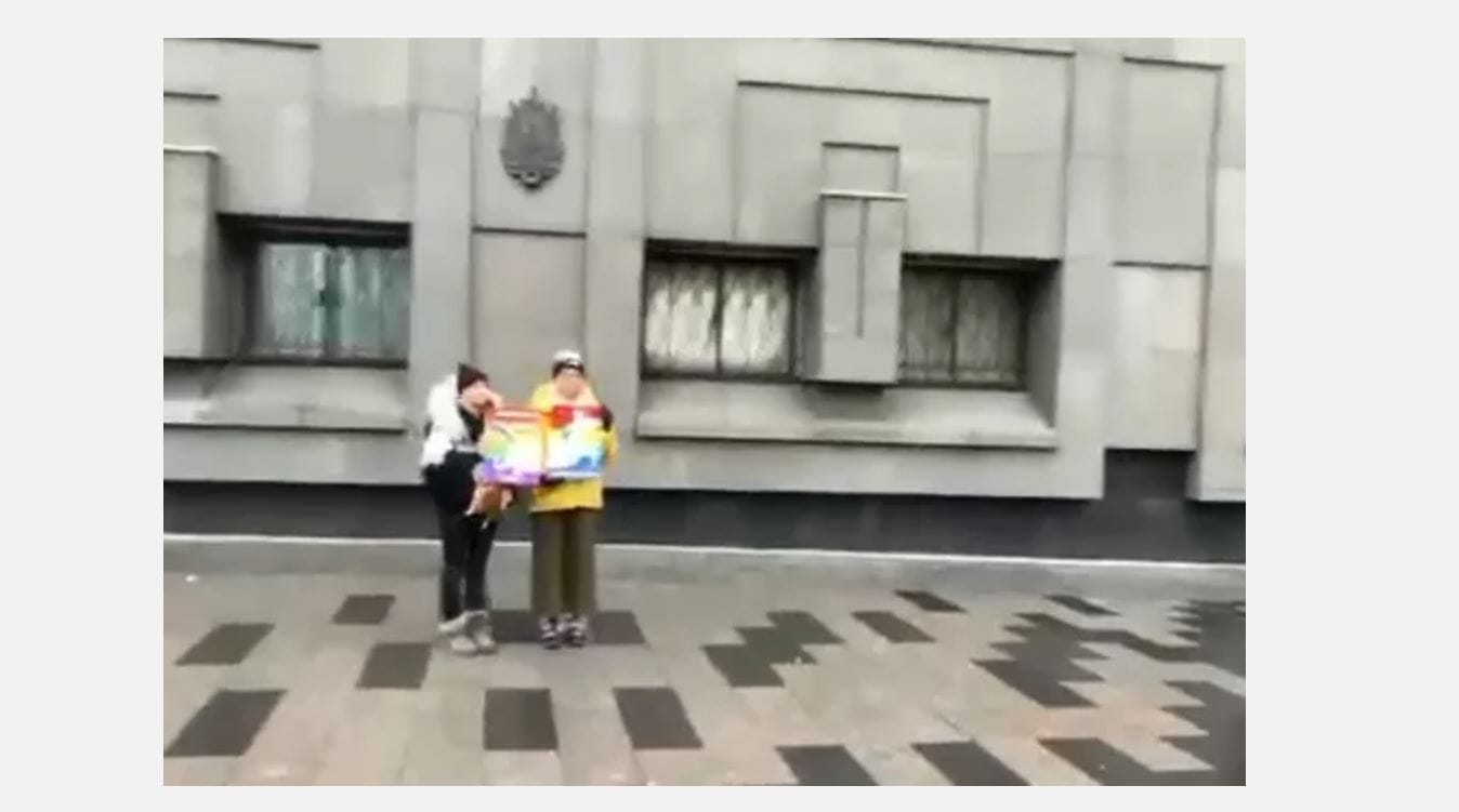 ЛГБТ-активисток задержали во время пикета у здания ФСБ
