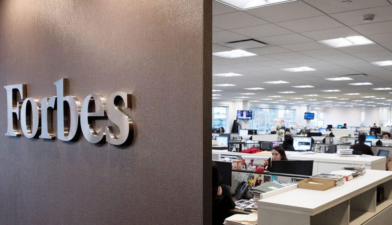 Forbes пожаловался в полицию после того, как РЕН ТВ сообщил об обысках в редакции