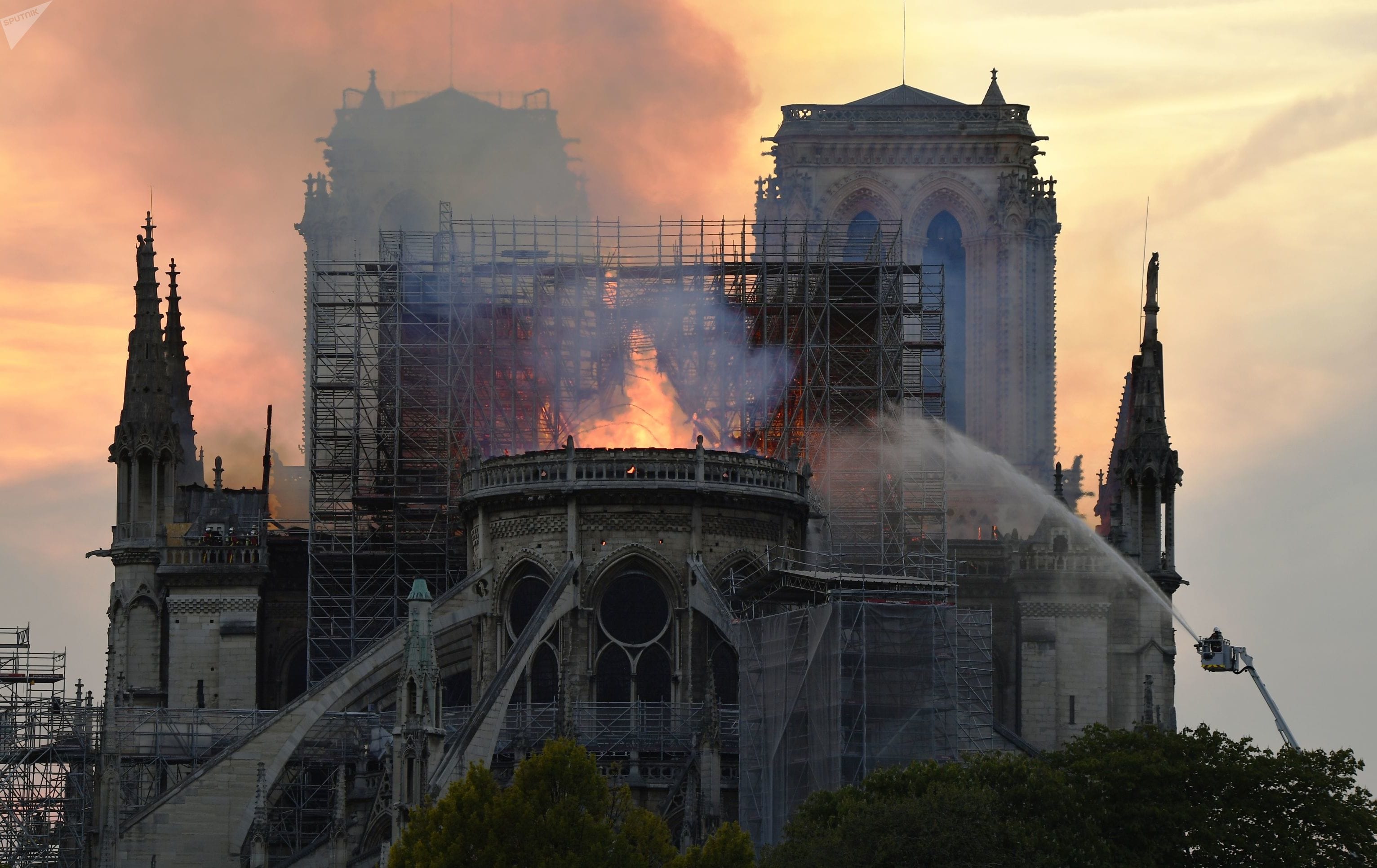 В Нотр-Даме прошла первая месса после пожара