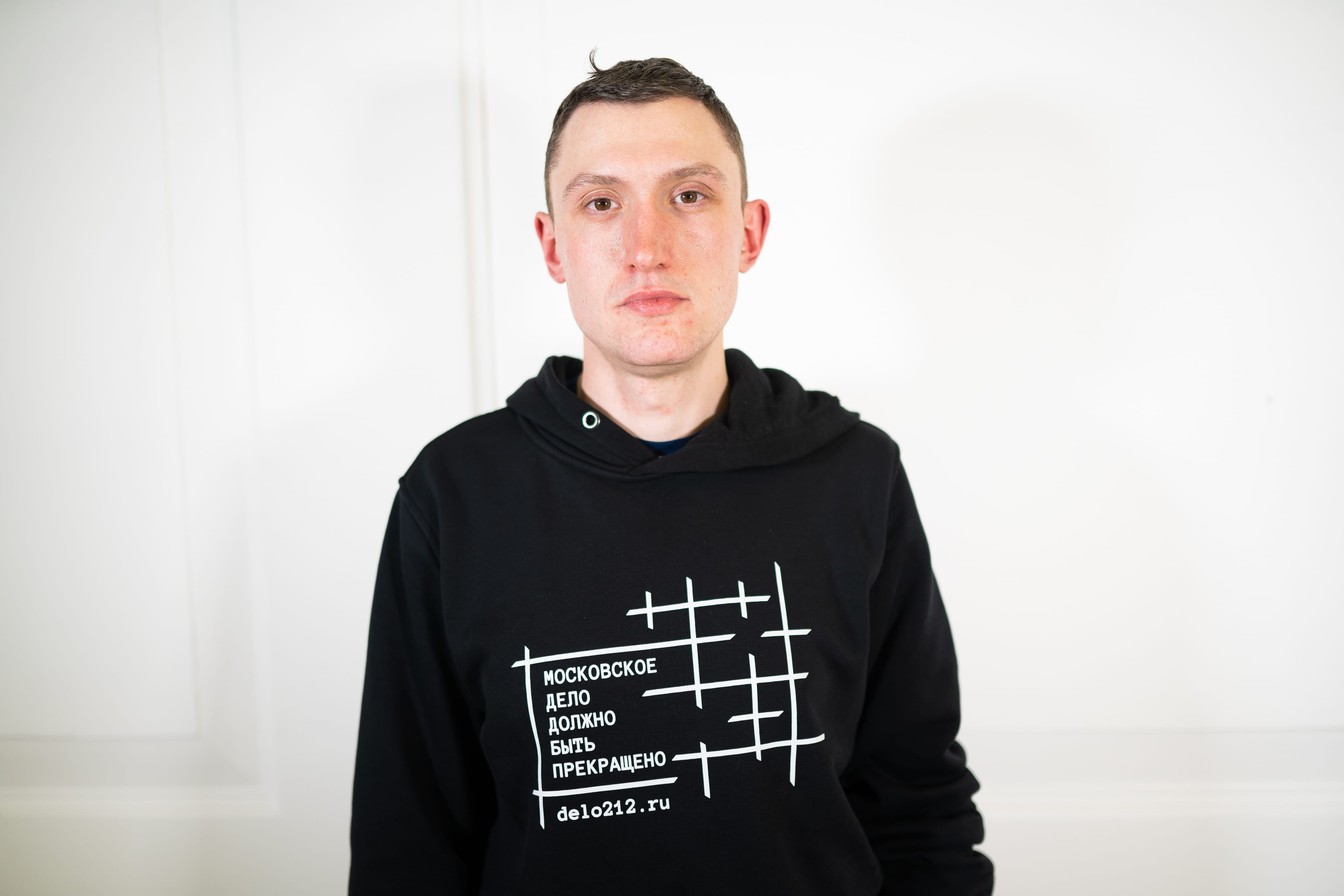 «Садишься на корточки, и тебя пристегивают к тросу». Константин Котов о колонии, где сидит Навальный — видео