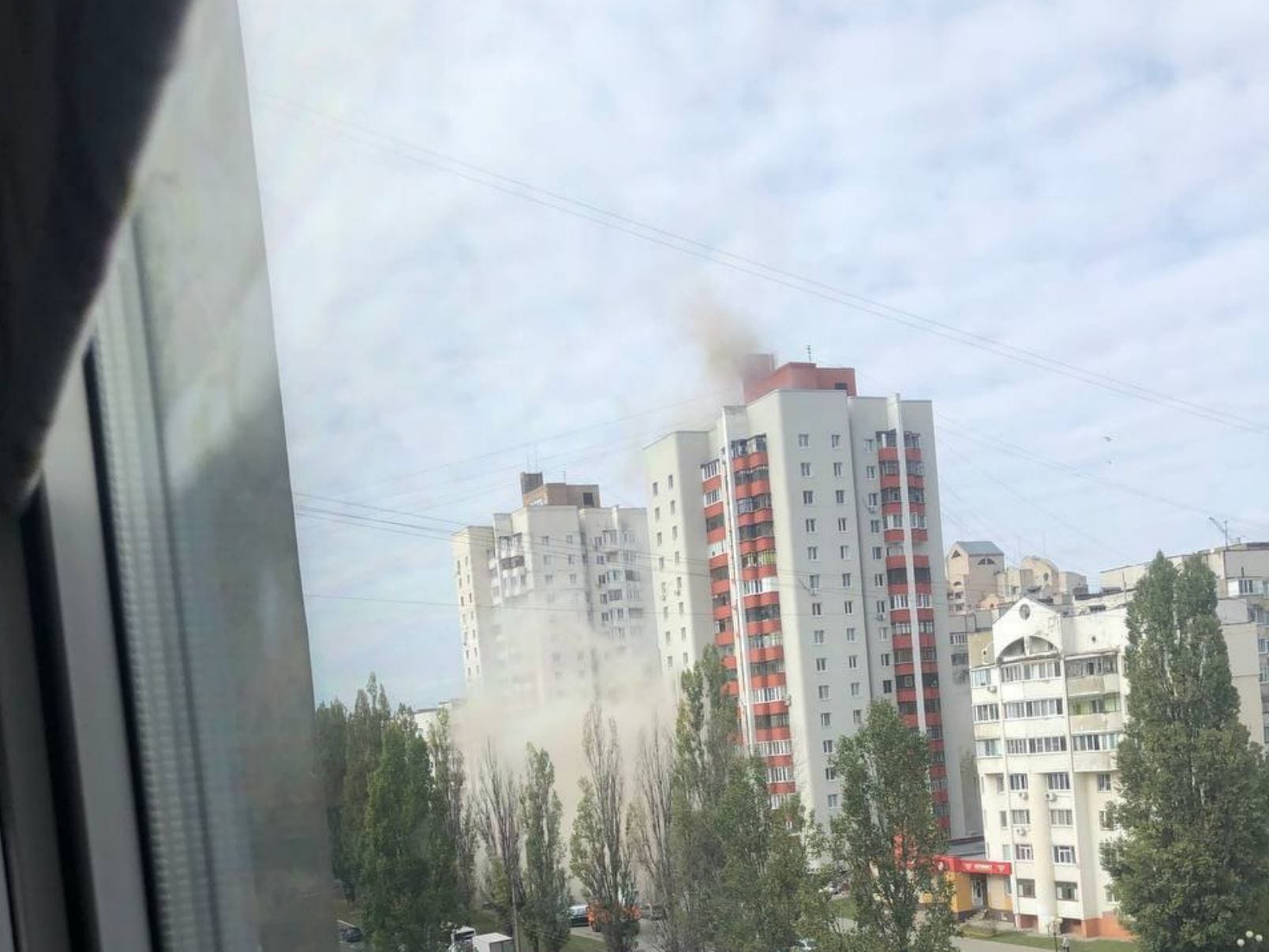 В Белгороде часть ракеты упала на жилой многоэтажный дом — фото и видео