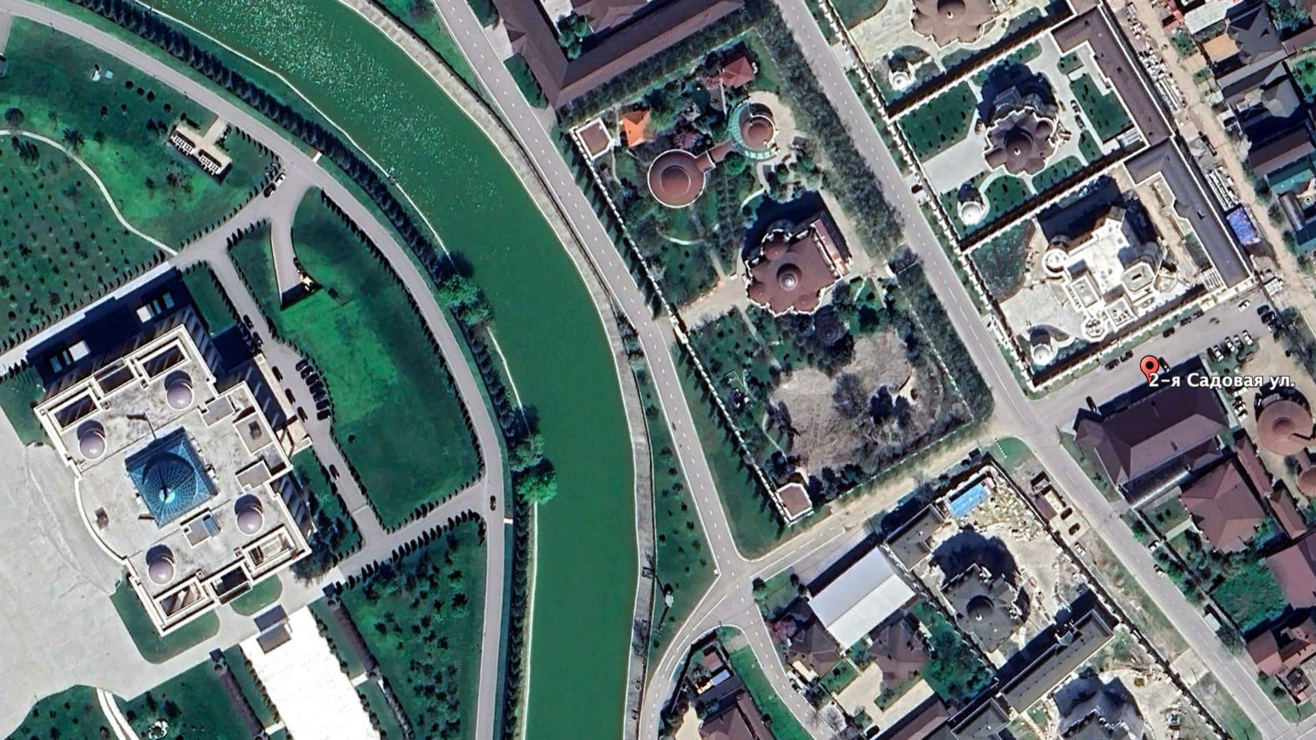 Адам Кадыров получил в собственность особняк напротив резиденции отца. Дом, стоявший между двумя дворцами, снесли — «Можем объяснить»