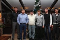 Второй слева — Камчы. Рядом с ним по центру в белом свитере — депутат парламента Кыргызстана Улан Чолпонбаев (кличка «Хопчик»), член парламентской фракции «Ата-Журт» в 5 созыве. Замлидера фракции был Садыр Жапаров, лидером — Камчыбек Ташиев.