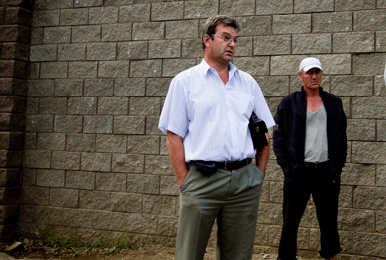 Дмитрий Вылежнин разговаривает с активистами экологической инспекции на стройке в пойме реки Сходни