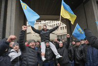 Крымские татары возле Верховной рады Крыма, 26 февраля 2014 года