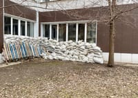 Мешки с песком у одной из школ, в которой размещен УИК