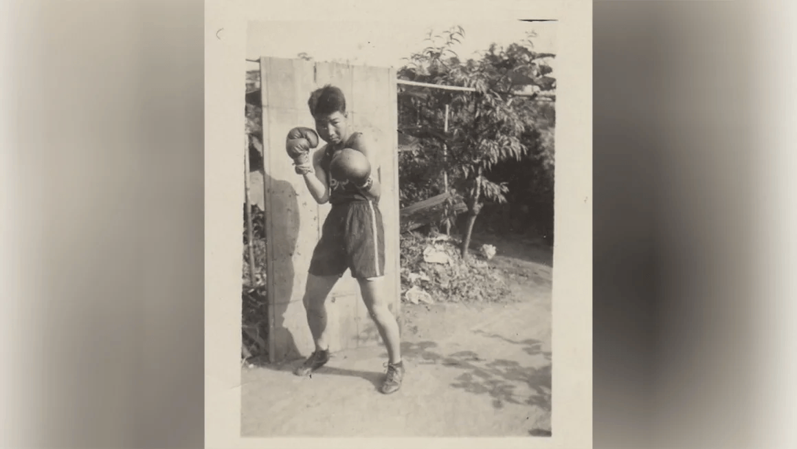 Хакамата профессионально занимался боксом. Фото 1957 года