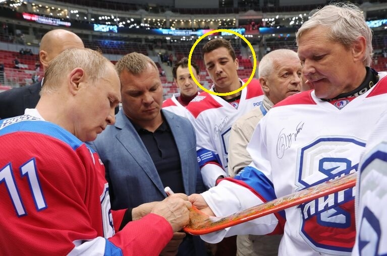 Дмитрий Ковалёв (в центре)