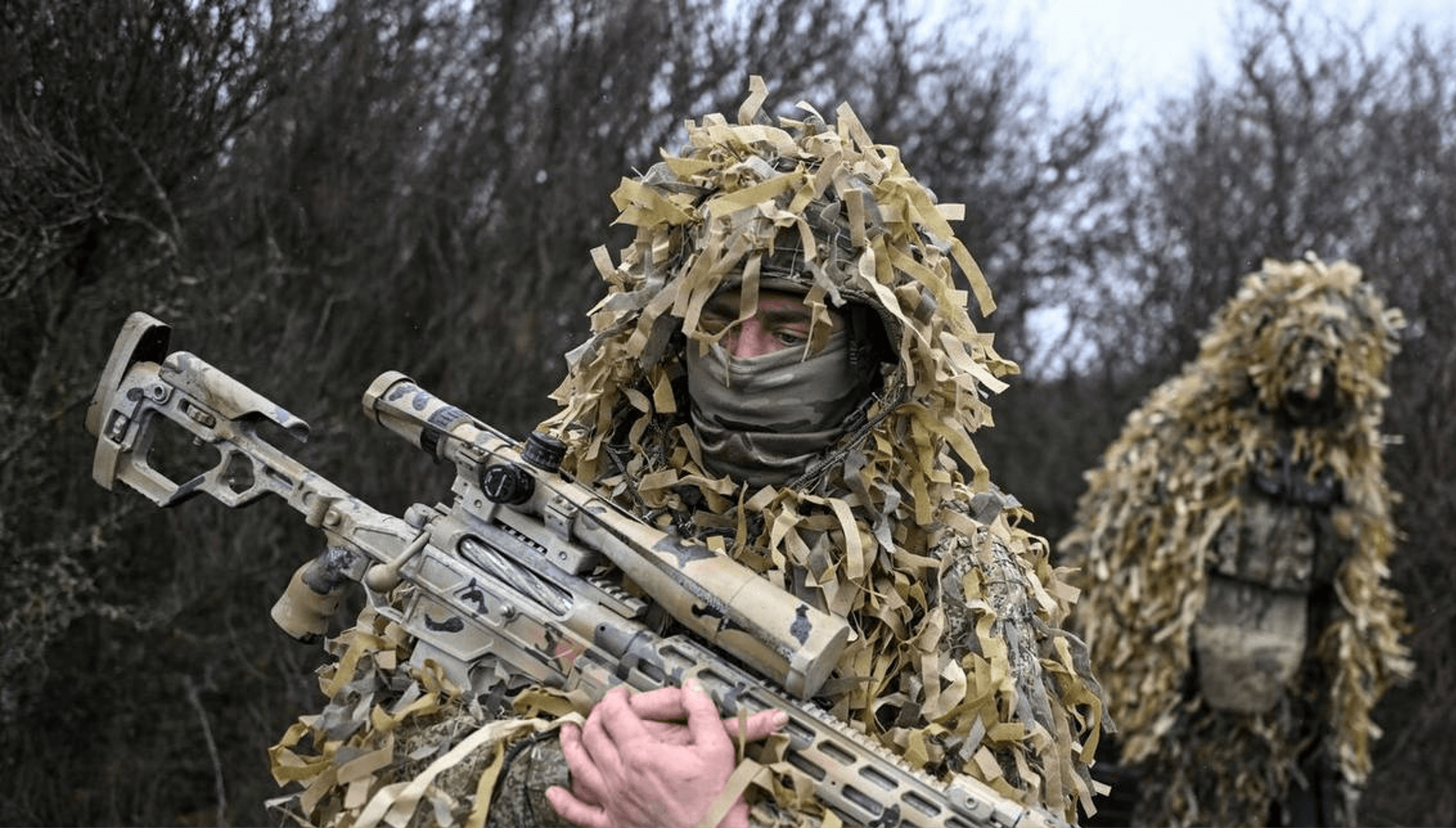 Снайпер 25-й армии группировки войск «Запад» с винтовкой ORSIS-CT20 в калибре .375 CheyTac.