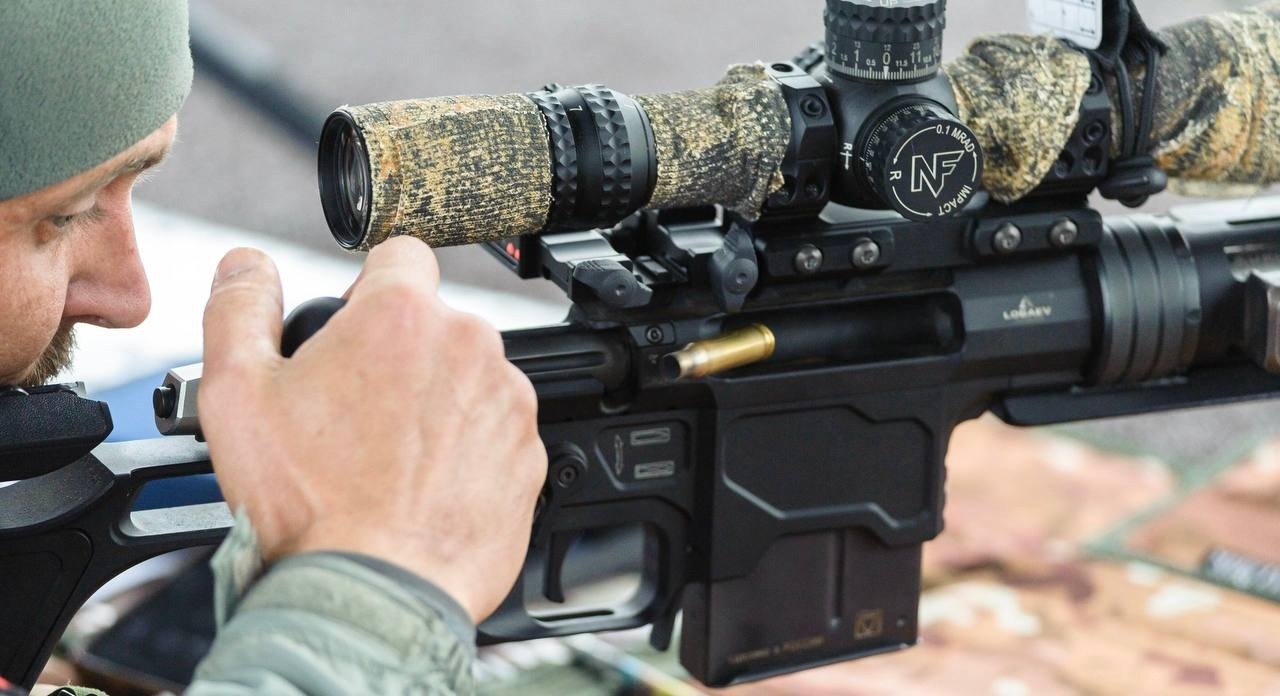 Участник снайперских соревнований с винтовкой Lobaev Arms и американским прицелом NightForce