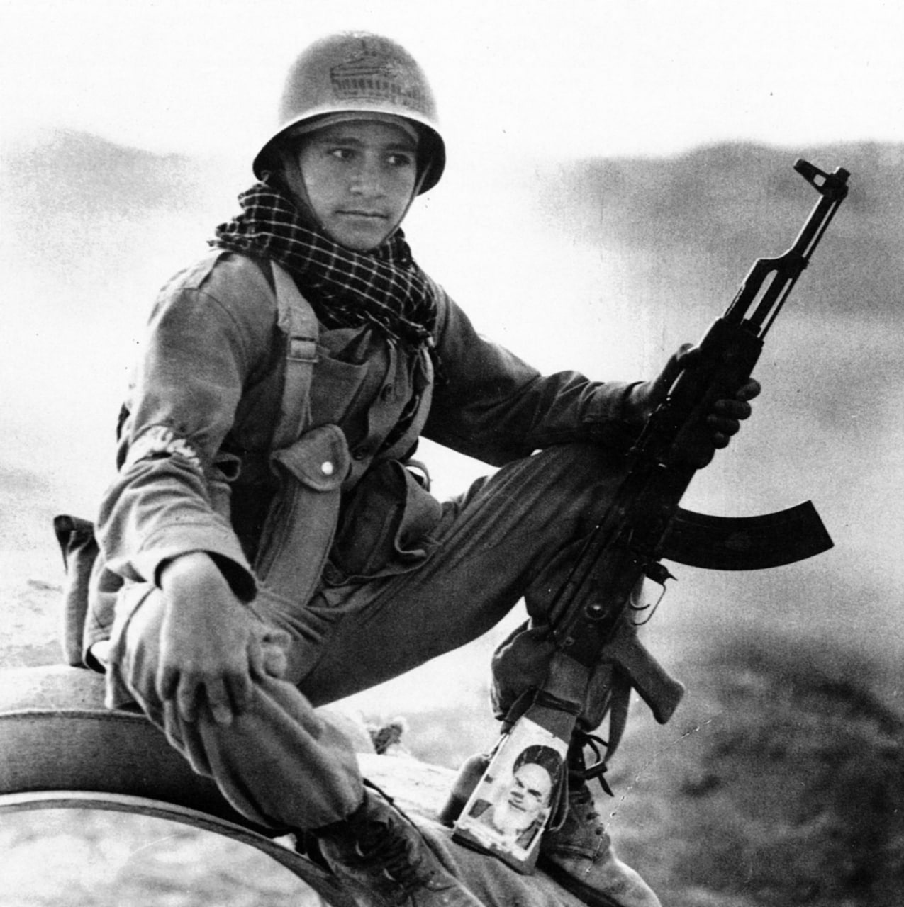 Иранский ополченец с портретом Хомейни на прикладе