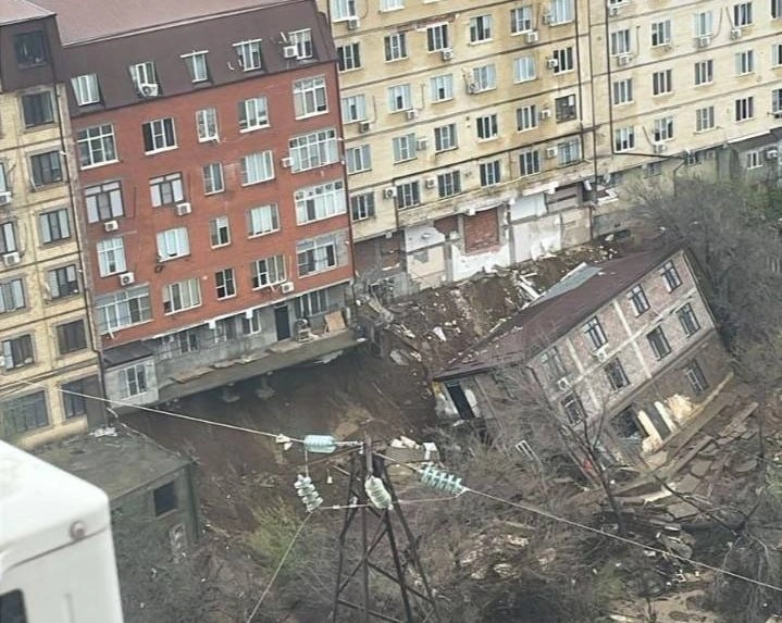 Обрушившийся из-за наводнения дом в Махачкале