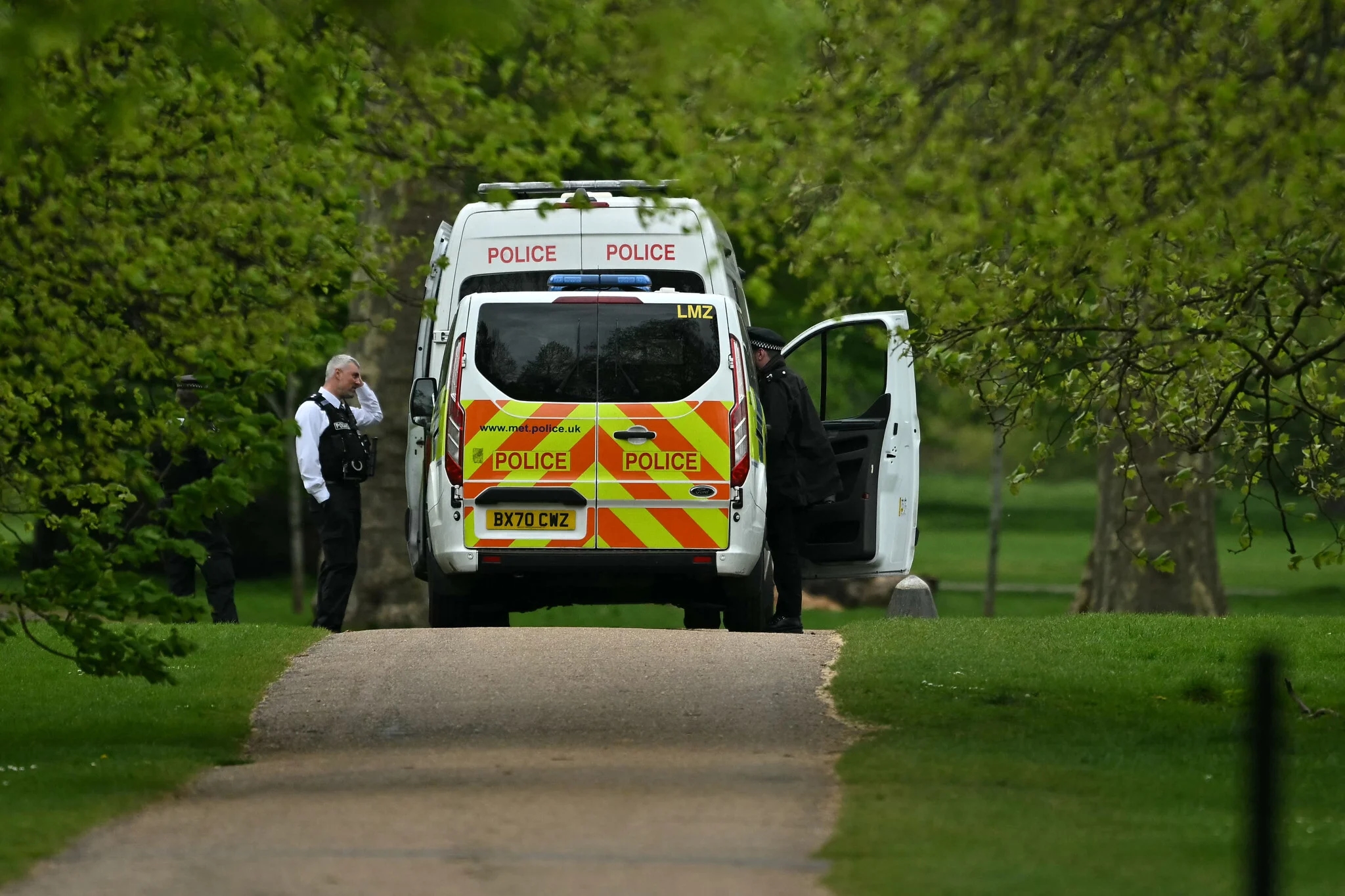 Полиция проверяет сообщения о возможной атаке дронов с опасными веществами на израильское посольство в Кенсингтон-Пэлас-Гарденс на западе Лондона, 17 апреля 2026 года