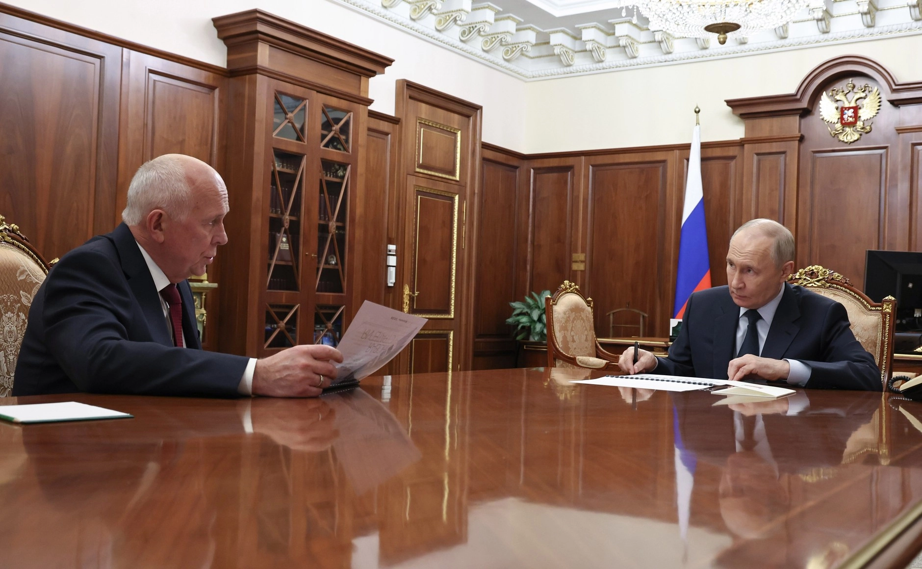 Сергей Чемезов рассказывает Путину, что появилась очень хорошая новинка нашего «АвтоВАЗа» — кроссовер «Азимут»