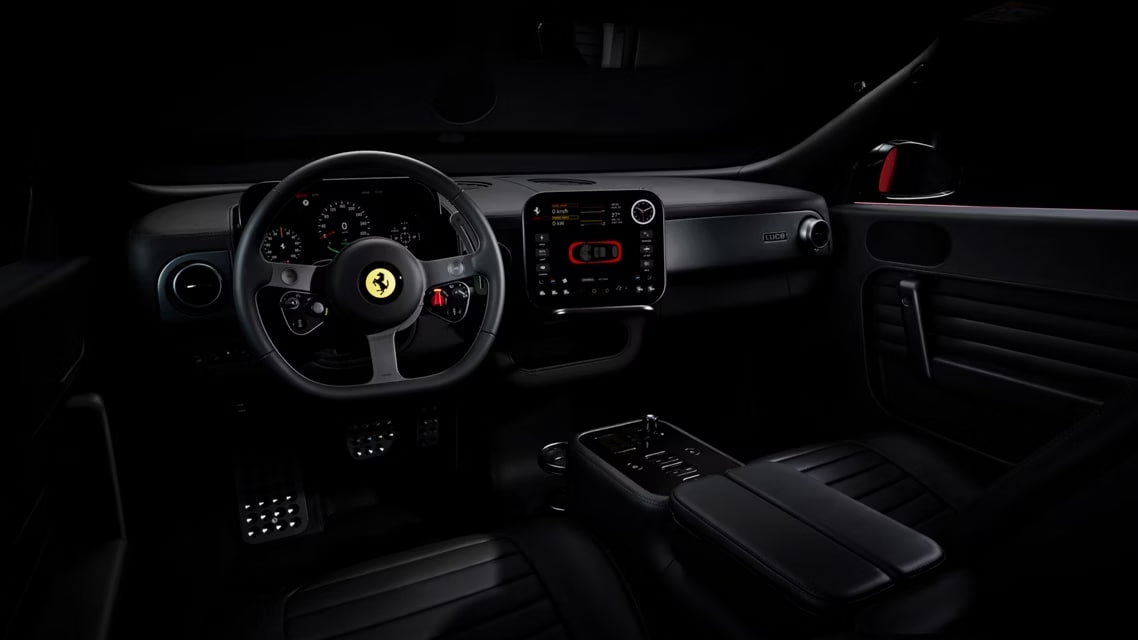 Салон новой Ferrari Luce. В нем есть несколько физических элементов управления, что отличает его от полностью сенсорного подхода, который использует, например, Tesla