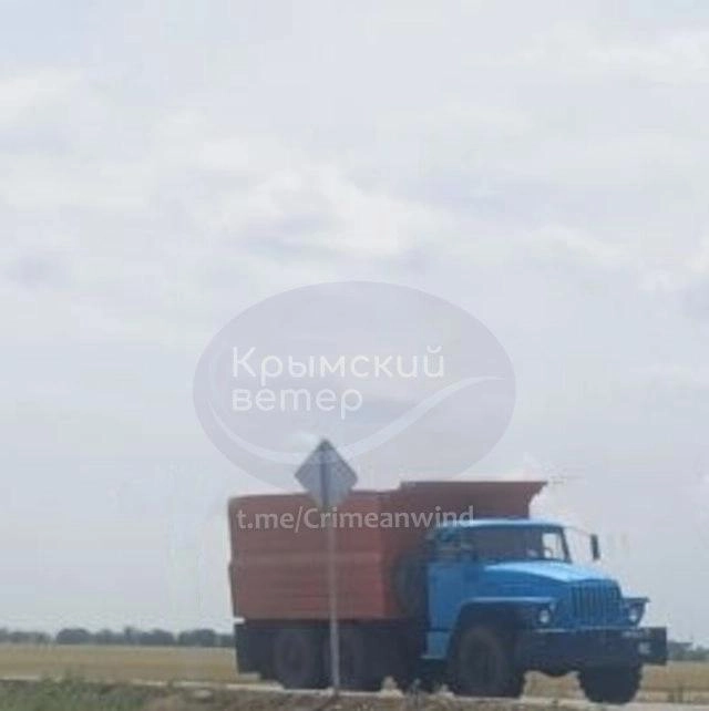 Предположительно военный грузовик с черными номерами, замаскированный под гражданский грузовик